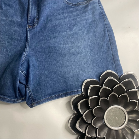 Lee Denim Shorts Size 18 - Classic Blue, Stylish & Comfortable Comfort Fit - Picture 6 of 9